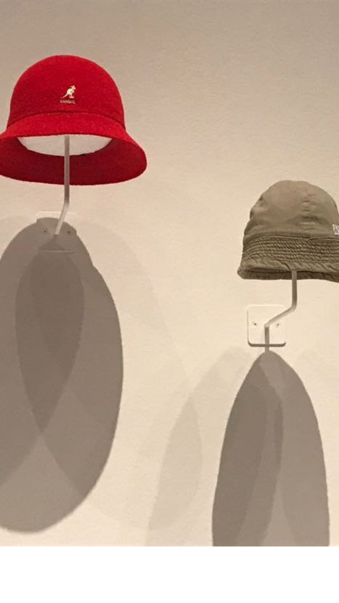 "כובע משנות ה-50 של המאה הקודמת שנשלח אחר כבוד לניו יורק". ()