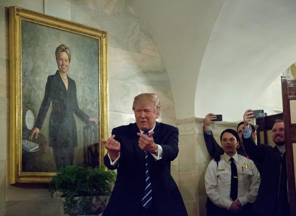 הנשיא טראמפ בבית הלבן, על רקע דיוקנה של מי שרצתה להיות שם במקומו. "הוא מתנהג באופן אימפולסיבי" (צילום: Gettyimages)