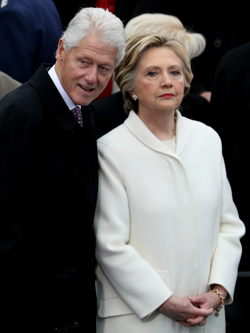 הילארי וביל קלינטון בטקס השבעתו של הנשיא טראמפ. הפעם היא ממש לא אשמה (צילום: Gettyimages)