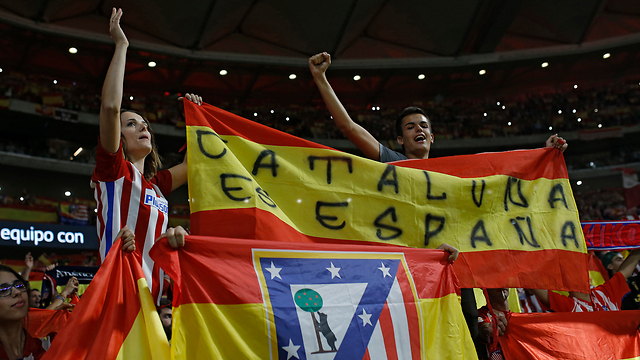 אוהדי קבוצת הכדורגל אתלטיקו מדריד: "קטלוניה היא ספרד" (צילום: AP) (צילום: AP)