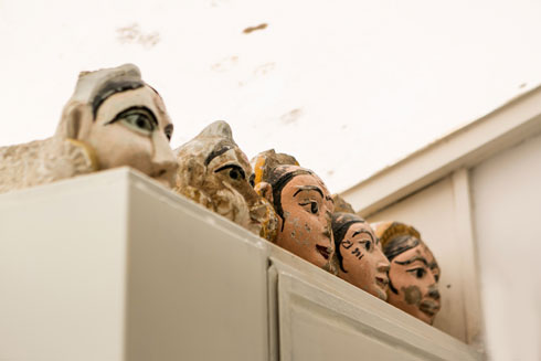 ראשים הודיים מפוסלים בראש הארון (צילום: שירן כרמל)