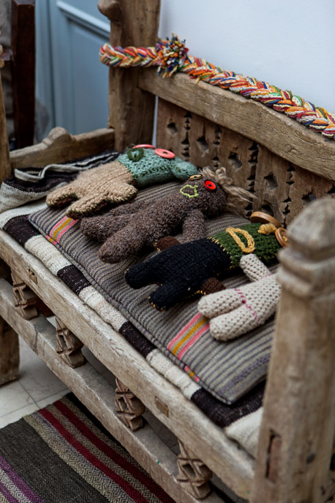 ספסל שהיה במקור מושב של עגלון של מחרשה מצרית, ועליו בובות בד אוזבקיות (צילום: שירן כרמל)