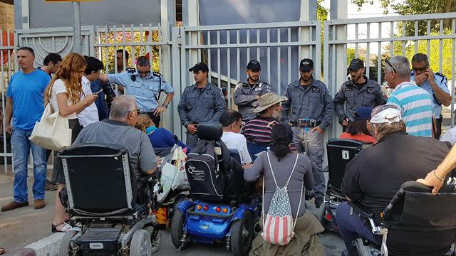 Disabled protesters block PM's Residence (Photo: Amir Alon)