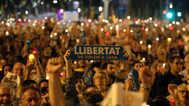 הפגנה בברצלונה בעקבות מעצר שני פעילים בולטים למען עצמאות המחוז (צילום: AP) (צילום: AP)