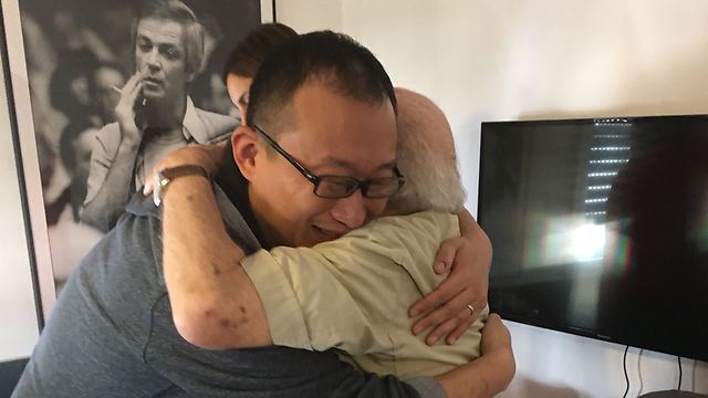 Chinese historian Yan Jingsheng (L) embracing Holocaust survivor Solomon Perel