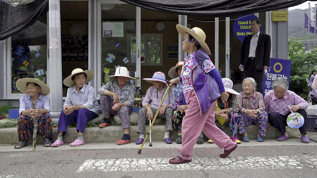 מחאת הסבתות בדרום קוריאה. פוחדות להיות היעד הראשון (צילום: AFP) (צילום: AFP)