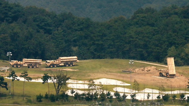 פריסת מערכת הטילים ליד הכפר (צילום: EPA) (צילום: EPA)