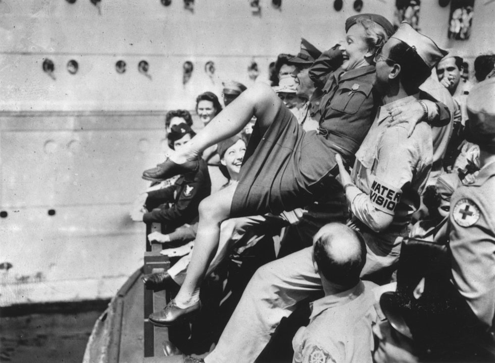 דיטריך באונייה שהחזירה אותה לניו יורק בתום המלחמה. הרבתה להופיע בפני חיילים ולשדר למענם ברדיו  (צילום: Gettyimages)