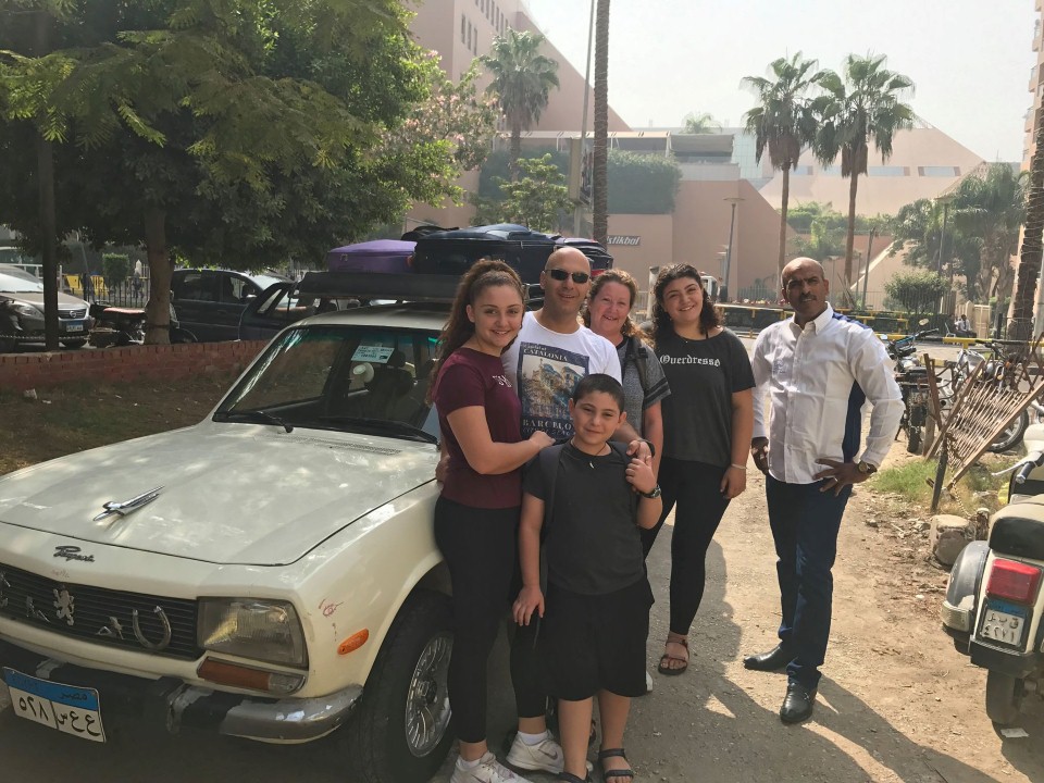 משפחת נחום עם הנהג הצמוד מוחמד דנדנא (צילום: משפחת נחום) (צילום: משפחת נחום)