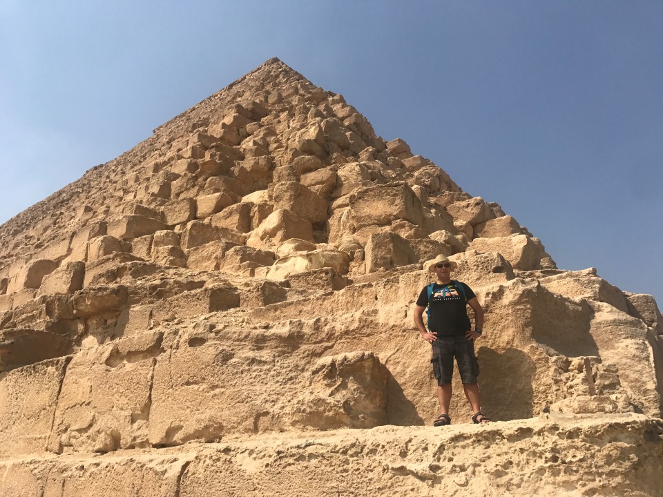 מציית לחוקים: אסור לטפס על הפירמידה רק למדרגה הראשונה (צילום: משפחת נחום) (צילום: משפחת נחום)