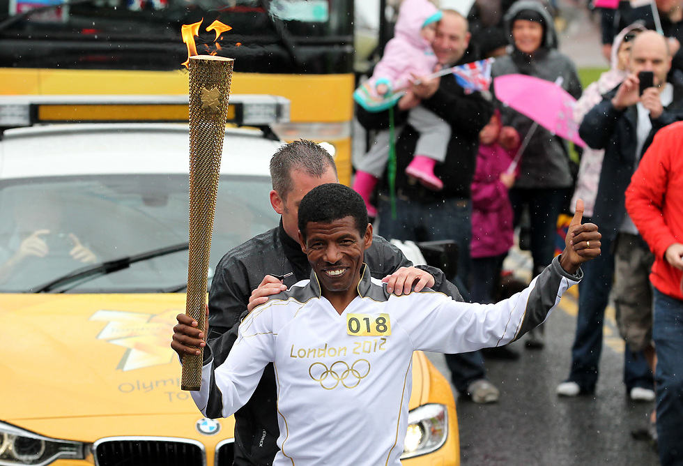 גבריסלאסי עם הלפיד האולימפי בלונדון 2012 (צילום: getty images) (צילום: getty images)
