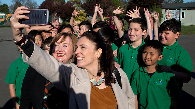 התמקדה בצעירים במהלך הקמפיין שלה. ג'סינדה ארדרן בתמונת סלפי עם מעריצים (צילום: AP) (צילום: AP)