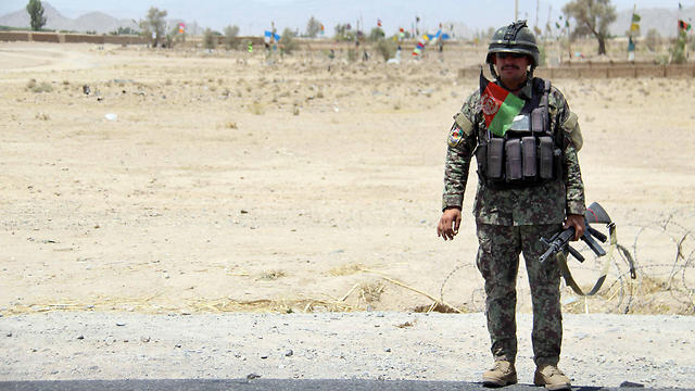 לא מצליחים להתמודד עם מתקפות הטליבאן. חייל אפגני בקנדהאר (צילום: EPA) (צילום: EPA)