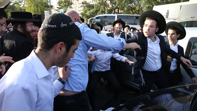 Drivers clashing with Haredi protesters in Jerusalem (Photo: Amit Shabi)