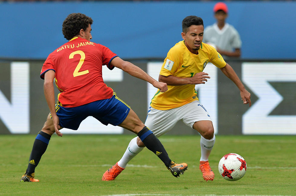 הברזילאי אלאן במשחק מול ספרד (צילום: AFP) (צילום: AFP)