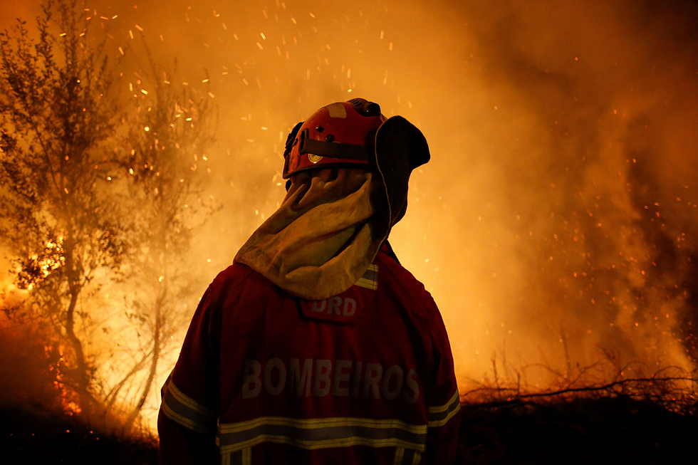 כבאי בפורטוגל על רקע האש האדירה שהשתוללה במדינה בשבוע שעבר (צילום: רויטרס) (צילום: רויטרס)