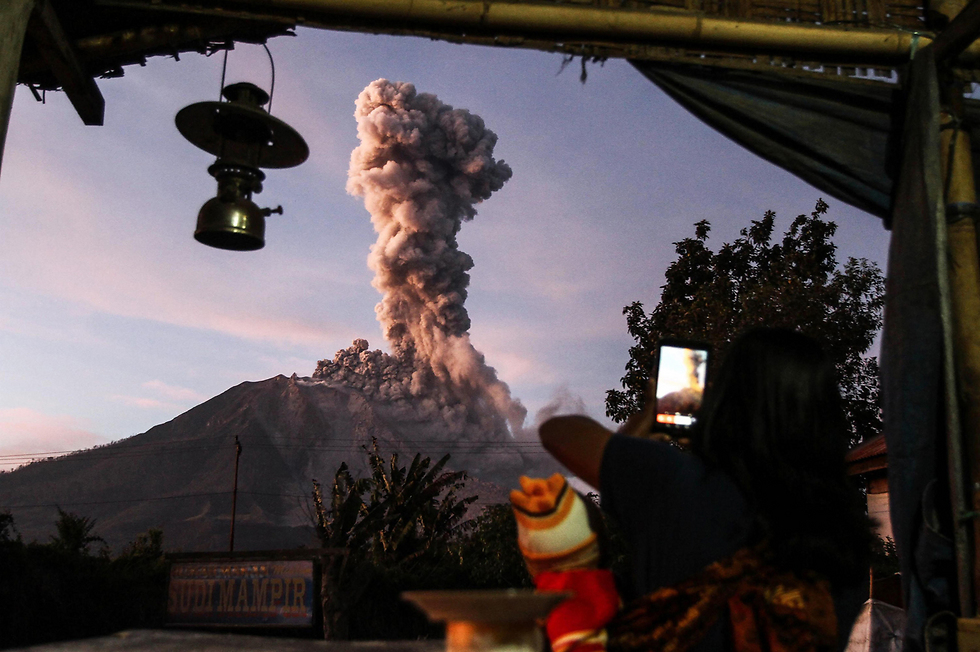 עשן מתוך הר הגעש סינבונג שצפון האי האינדונזי סומטרה. עד לשנת 2012 הר הגעש היה רדום במשך 400 שנה (צילום: AFP) (צילום: AFP)
