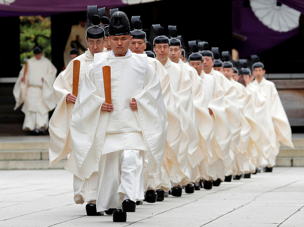 כמרי שינטו בטקס לכבוד פסטיבל הסתיו במקדש יאסוקוני בטוקיו  (צילום: רויטרס) (צילום: רויטרס)