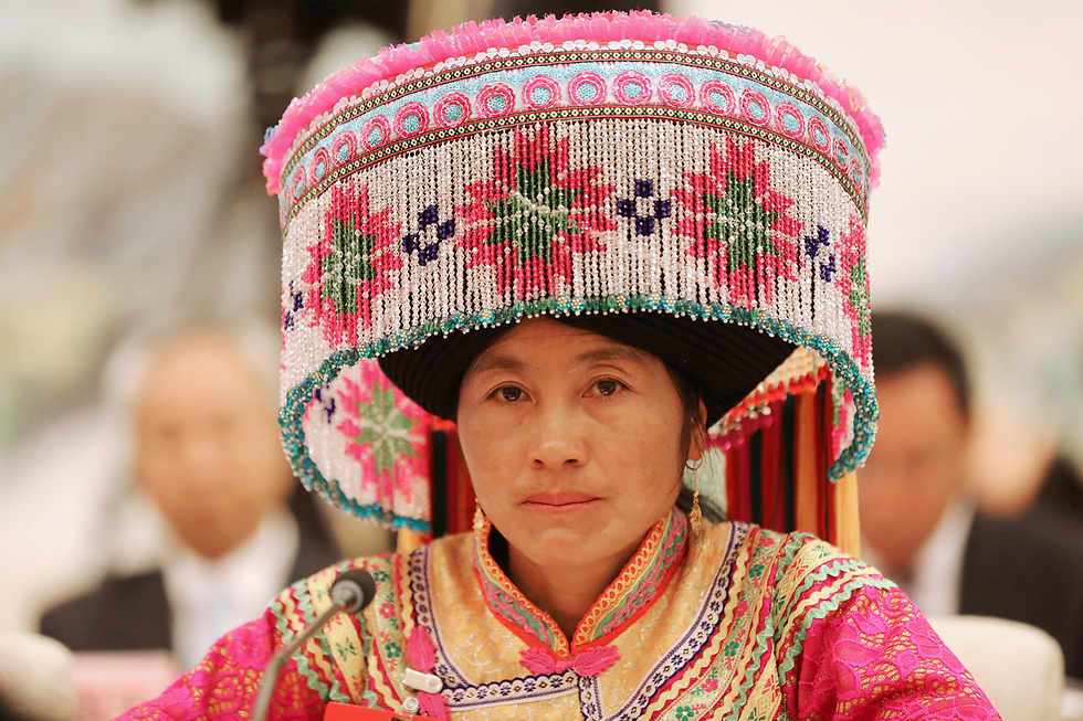 נציגת המיעוט בלבוש מסורתי בקונגרס הלאומי ה-19 של המפלגה הקומוניסטית בסין (צילום: EPA) (צילום: EPA)