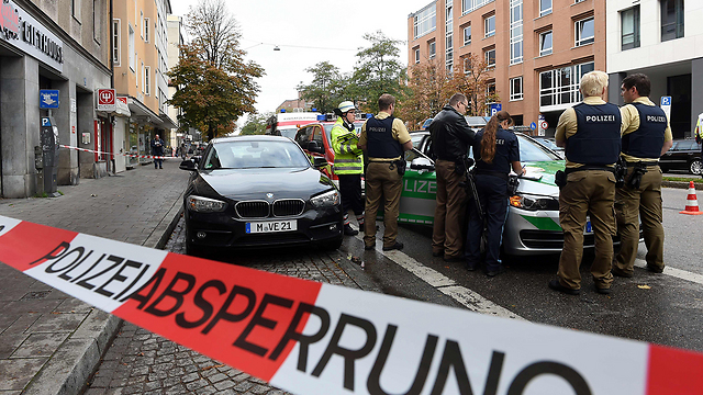 הדוקר נמלט על אופניים. זירת האירוע במינכן (צילום: AFP) (צילום: AFP)