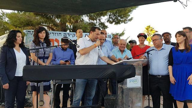 Knesset parliamentarians and ministers at an event in Sa-Nur. Center: Chairman of the Shomron Regional Council Yossi Dagan (Photo: Roee Hadi)