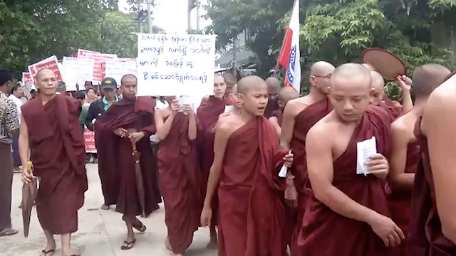 מתנגדים להשבת הפליטים המוסלמים למיאנמר. הפגנת הבודהיסטים הקיצונים (צילום: AP) (צילום: AP)