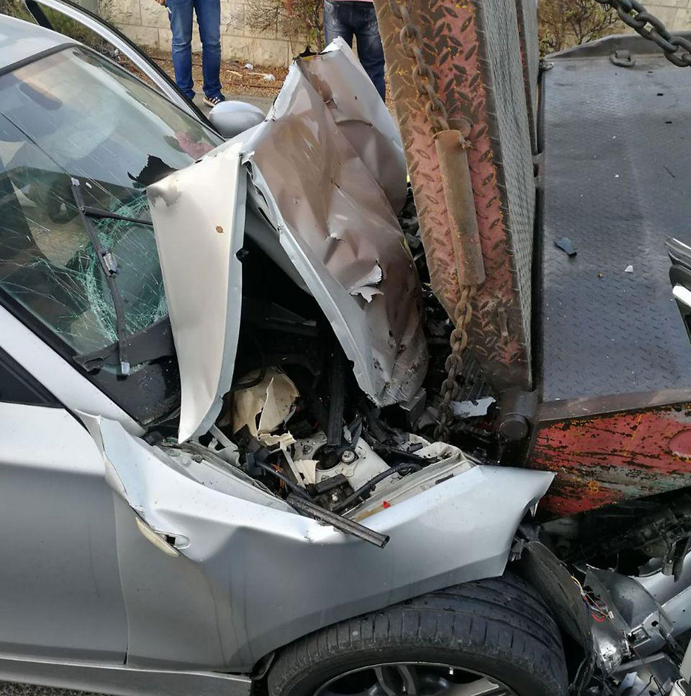 המכונית התנגשה במשאית. זירת התאונה בעיר התחתית (צילום: מוחמד חלאילה) (צילום: מוחמד חלאילה)