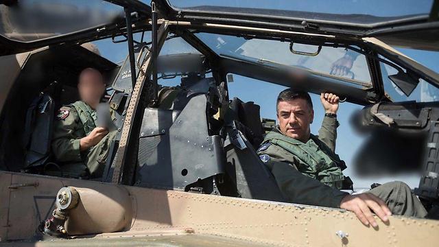 מפקד חיל האוויר, אלוף עמיקם נורקין, במסוק אפאצ'י לאחר התאונה לפני כשנתיים (צילום: דובר צה"ל) (צילום: דובר צה
