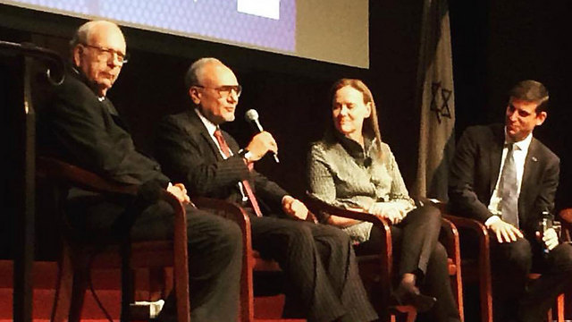 Former Mossad chief Efraim Halevy, left, sits beside Saudi Prince Turki Al-Faisal at an Israel Policy Forum debate in New York in October 2017 (Photo: Israel Policy Forum) (Photo: Israel Policy Forum)