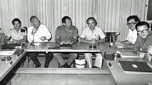 פורום המטה הכללי, ישיבה שבועית של אלופי צה"ל, בהשתתפות ראש הממשלה ושר הביטחון, 1975 (באדיבות שלמה גזית ) (באדיבות שלמה גזית )