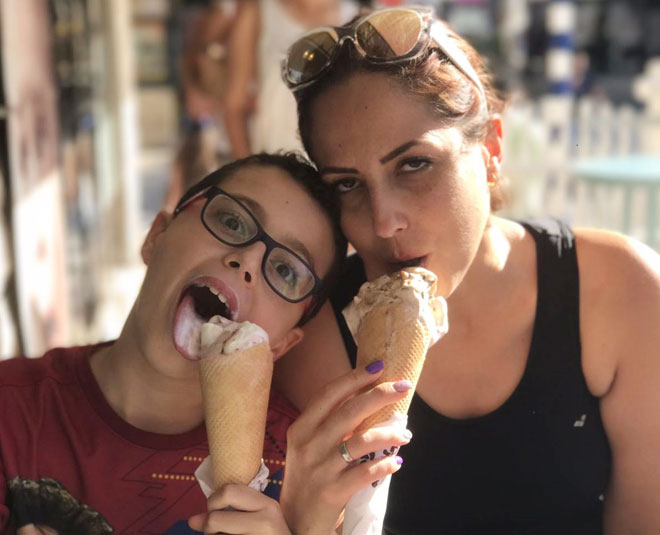 הילה ואלעד לפעמים מלקקים גלידה ולפעמים הוא מלמד אותה מיינקראפט