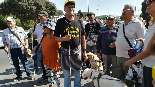 Blind protesters near the Knesset (Photo: Yoav Dudkevitch)