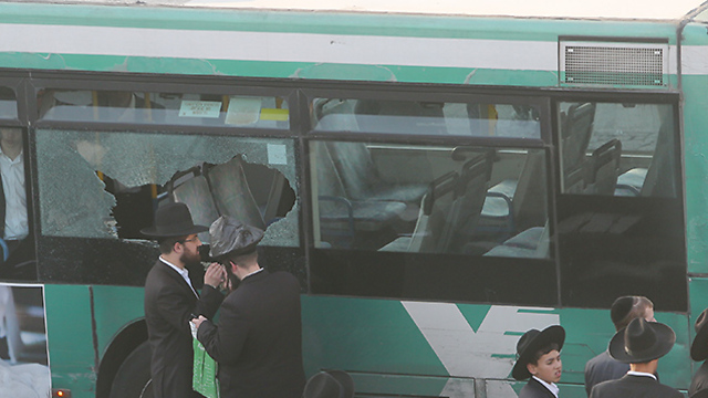 Members of the Haredi Jerusalem Faction smashed a bus's windshield (Photo: Alex Kolomoisky)