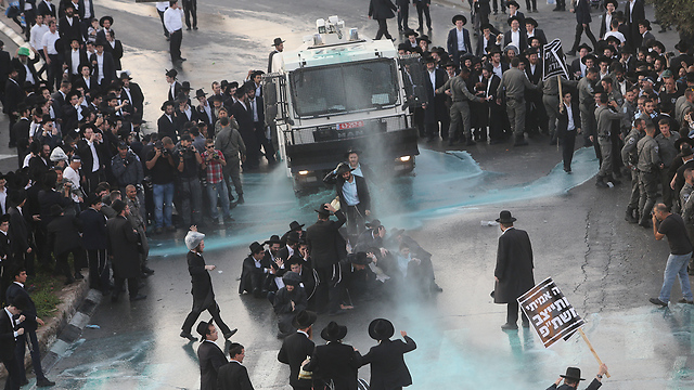 מחאת החרדים הקיצונים בכניסה לירושלים  (צילום: אלכס קולומויסקי) (צילום: אלכס קולומויסקי)