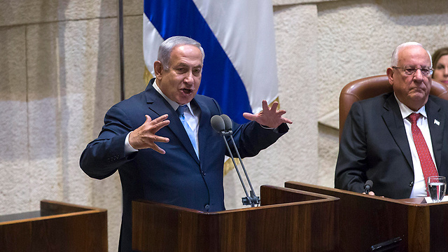 "להחליש את שומרי הסף של הדמוקרטיה הישראלית". ריבלין נגד נתניהו וממשלתו (צילום: EPA) (צילום: EPA)