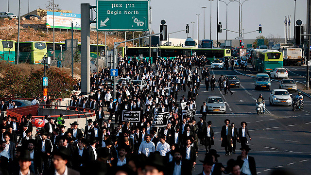 Hundreds of protesters converged on Jerusalem's Chords Bridge (Photo: AFP)