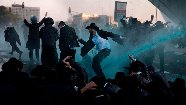Heavy clashes with security forces near Jerusalem’s Chords Bridge  (Photo: AFP)