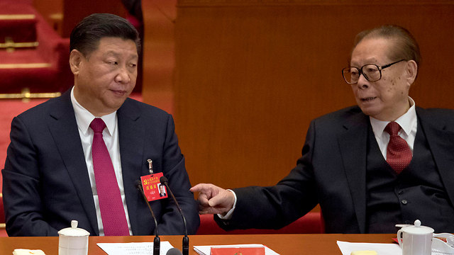 שי ג'ינפינג והנשיא לשעבר ג'יאנג זמין (צילום: AP) (צילום: AP)