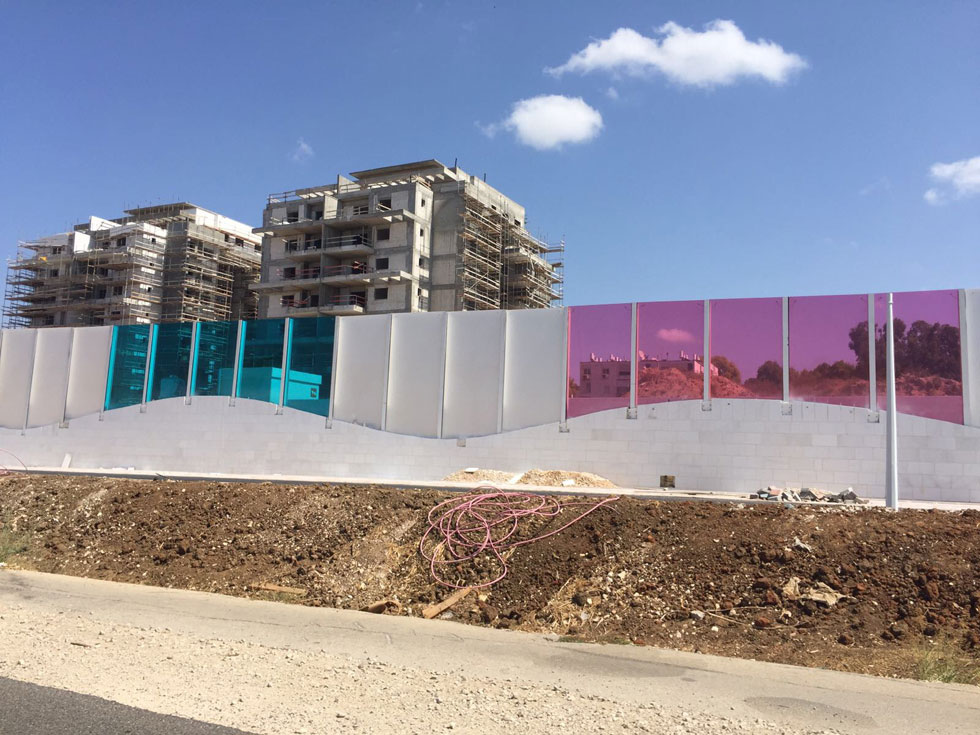  קיר אקוסטי בכביש החוף, סמוך לנהריה. אין רגע של שחור-לבן בחיים הישראליים (צילום: דקל גודוביץ)
