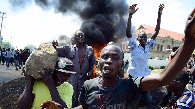 מפגיני אופוזיציה בעיר קיסומו, מעוז של אודינגה (צילום: AFP) (צילום: AFP)