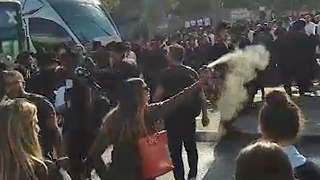 החיילת מרססת בגז מדמיע, בעת ההפגנה (צילום: דיווחי הרגע) (צילום: דיווחי הרגע)