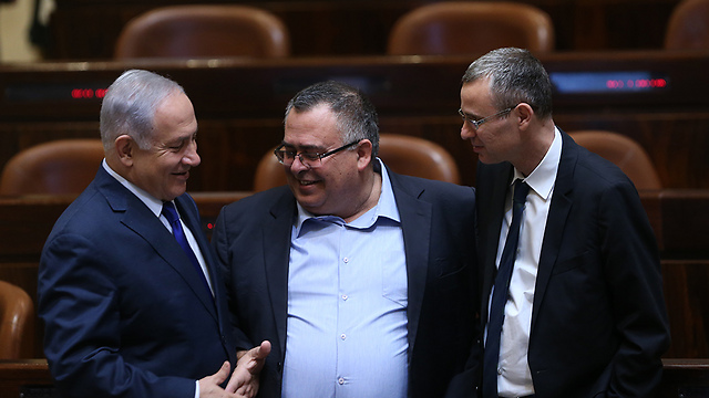L to R: Netanyahu, Bitan and Likud MK Yariv Levin (Photo: Alex Kolomoisky)