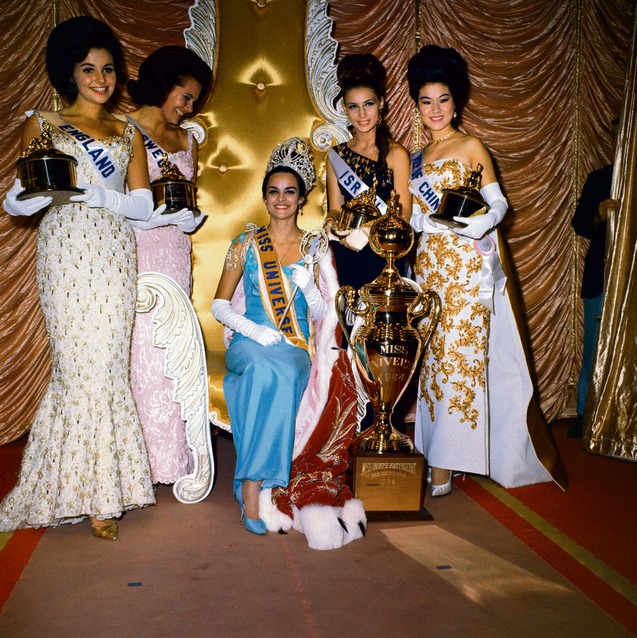רונית רינת (שנייה מימין) עם זוכות תחרות מיס תבל ב־1964. הישג כפול