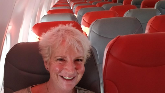 לבד במטוס, גרסת 2017 (צילום: מתוך הטוויטר של קארון גריב @KaronGrieve) (צילום: מתוך הטוויטר של קארון גריב @KaronGrieve)