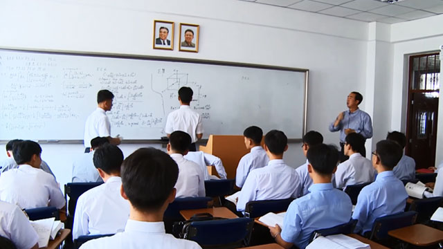 סטודנטים באוניברסיטה בפיונגיאנג ()