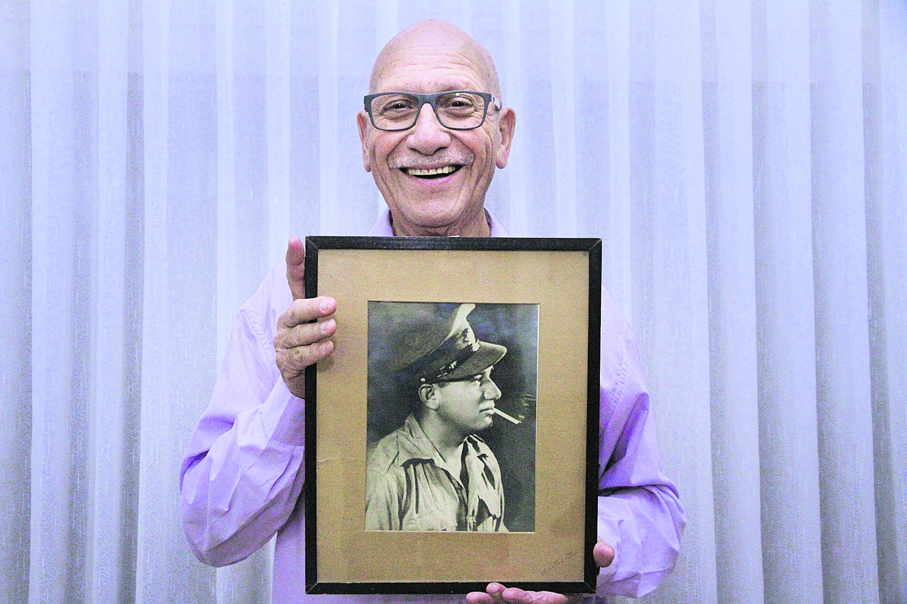 Эхуд Резник с портретом дяди Авраама Резника. Фото: Зоар Шахар