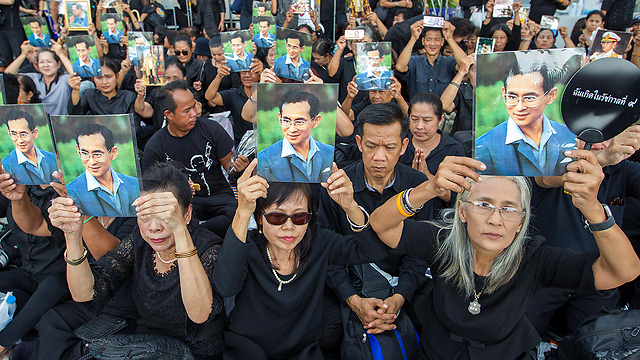 תאילנדים אבלים, היום ליד ארמון המלוכה בבנגקוק (צילום: EPA) (צילום: EPA)