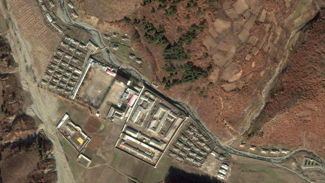 מתוך הדו"ח: תמונת לוויין של מחנה מספר 12 בהואריונג שבצפון המדינה. ככל הנראה מוחזקים בו כ-2,000 אזרחים שניסו לברוח ()