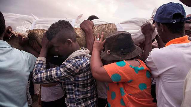 "נבקש ברכה לתשע השנים הבאות". הוצאת גופה מהקבר (צילום: AFP) (צילום: AFP)