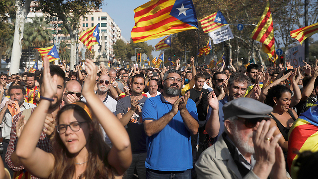 צופים בהצבעה בכיכר בברצלונה (צילום: AP) (צילום: AP)